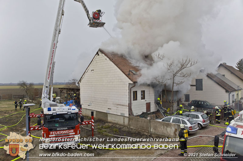 20211227 Wohnhausbrand in Traiskirchen Ortsteil Möllersdorf  Foto: Stefan Schneider BFKDO Baden