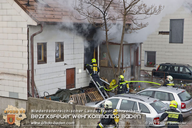 20211227 Wohnhausbrand in Traiskirchen Ortsteil Möllersdorf  Foto: Stefan Schneider BFKDO Baden