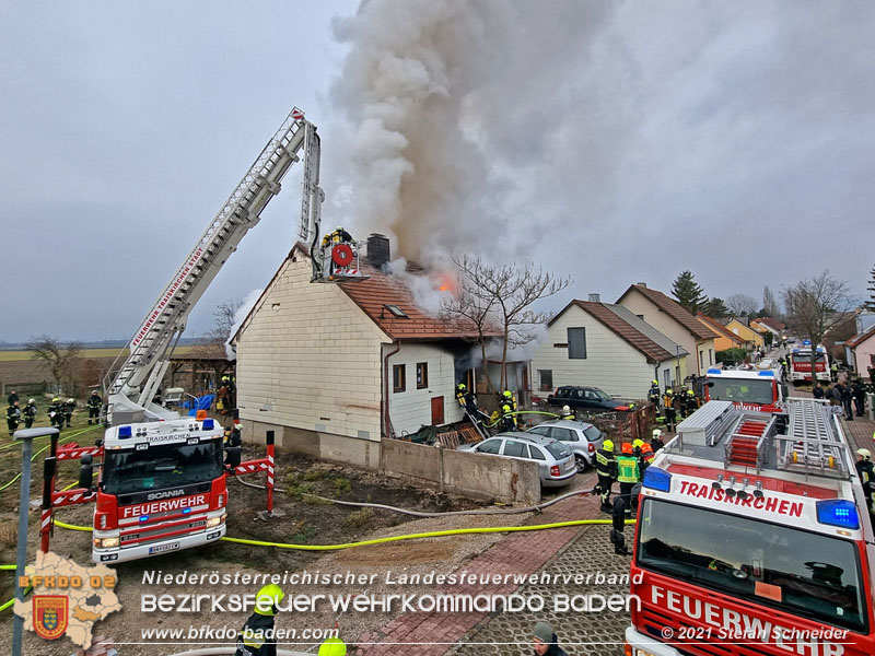 20211227 Wohnhausbrand in Traiskirchen Ortsteil Möllersdorf Foto: Stefan Schneider BFKDO Baden 20211227 Wohnhausbrand in Traiskirchen Ortsteil Möllersdorf Foto: Stefan Schneider BFKDO Baden