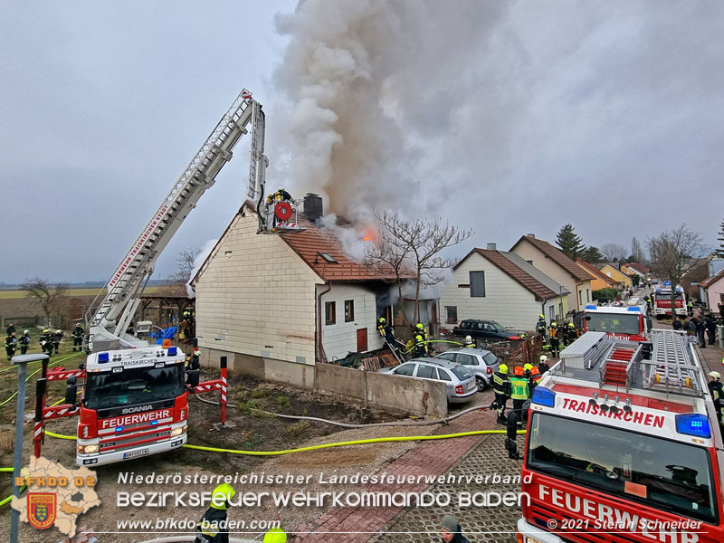 20211227 Wohnhausbrand in Traiskirchen Ortsteil Möllersdorf  Foto: Stefan Schneider BFKDO Baden