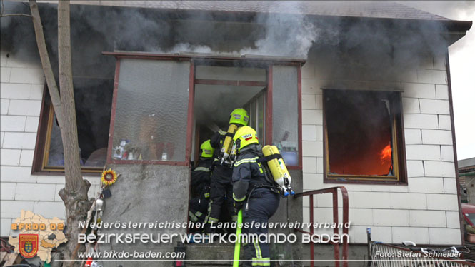 20211227 Wohnhausbrand in Traiskirchen Ortsteil Möllersdorf  Foto: Stefan Schneider BFKDO Baden