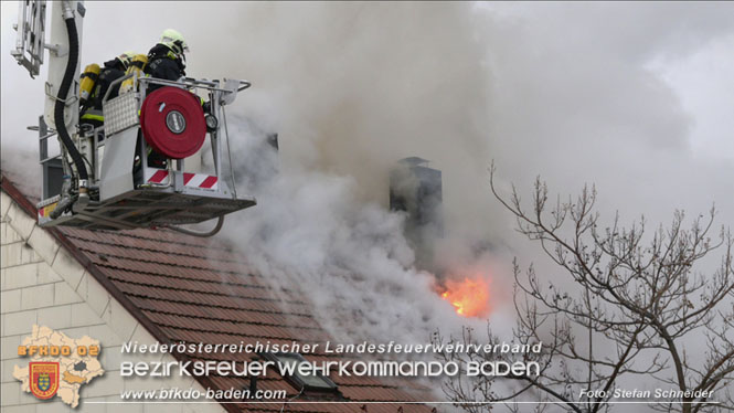 20211227 Wohnhausbrand in Traiskirchen Ortsteil Möllersdorf Foto: Stefan Schneider BFKDO Baden 20211227 Wohnhausbrand in Traiskirchen Ortsteil Möllersdorf Foto: Stefan Schneider BFKDO Baden
