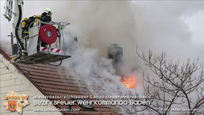 20211227 Wohnhausbrand in Traiskirchen Ortsteil Möllersdorf  Foto: Stefan Schneider BFKDO Baden