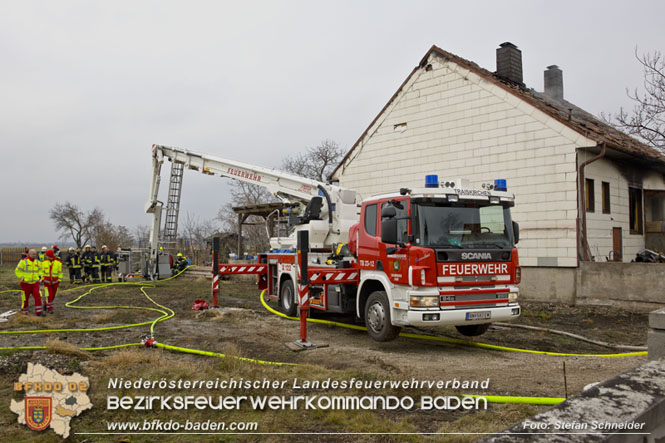 20211227 Wohnhausbrand in Traiskirchen Ortsteil Möllersdorf  Foto: Stefan Schneider BFKDO Baden