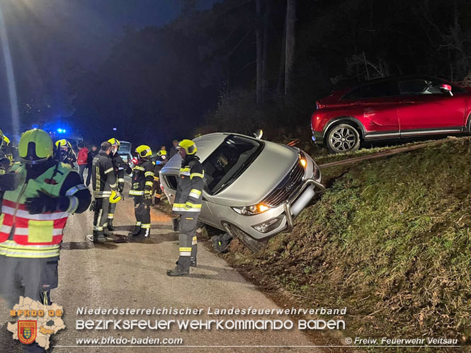 20211227 Pkw mit zwei Insassen in Schrglage - Veitsau   Foto:  Freiwillige Feuerwehr Veitsau