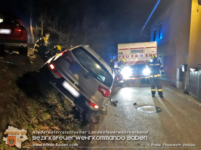 20211227 Pkw mit zwei Insassen in Schrglage - Veitsau   Foto:  Freiwillige Feuerwehr Veitsau