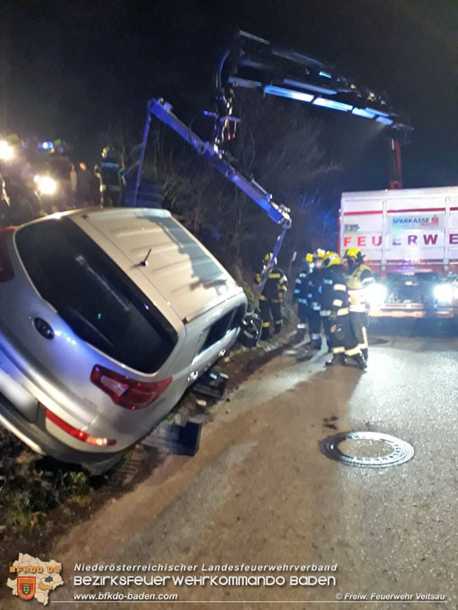 20211227 Pkw mit zwei Insassen in Schrglage - Veitsau   Foto:  Freiwillige Feuerwehr Veitsau