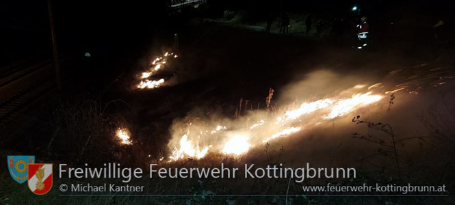 20220101 Bahndammbrand in Kottingbrunn  Foto: Freiwillige Feuerwehr Kottingbrunn / Michael Kantner / Melanie Pock