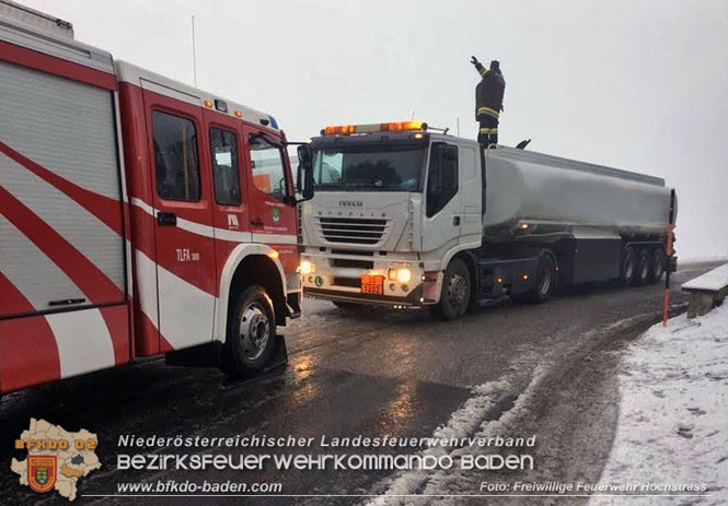 20220110 Heizöltankfahrzeug in Schieflage Hochstrass Schwabendörfl Foto: Freiwillige Feuerwehr Hochstrass 20220110 Heizöltankfahrzeug in Schieflage Hochstrass Schwabendörfl Foto: Freiwillige Feuerwehr Hochstrass