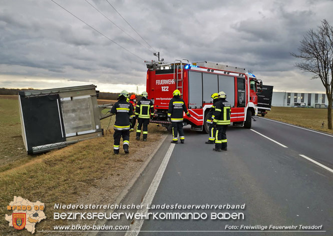 20220117 Umgestürzter Lkw Anhänger auf der B17 bei Teesdorf   Foto: Freiwillige Feuerwehr Teesdorf