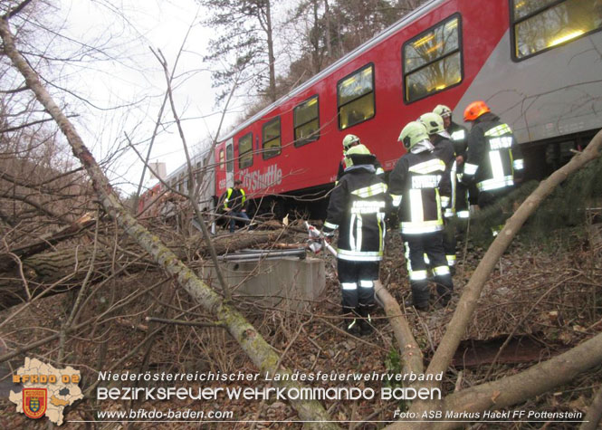 20220117 20220117 Sturmschaden Triestingtalbahnstrecke bei Pottenstein   Foto: ASB Markus Hackl FF Pottenstein