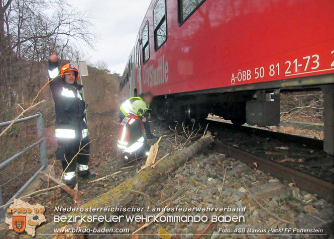 20220117 20220117 Sturmschaden Triestingtalbahnstrecke bei Pottenstein   Foto: ASB Markus Hackl FF Pottenstein