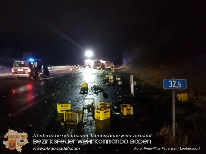 20220120 Lkw Auffahrunfall auf der A2 mit Gefahrguttransporter  Foto: Freiwillige Feuerwehr Leobersdorf
