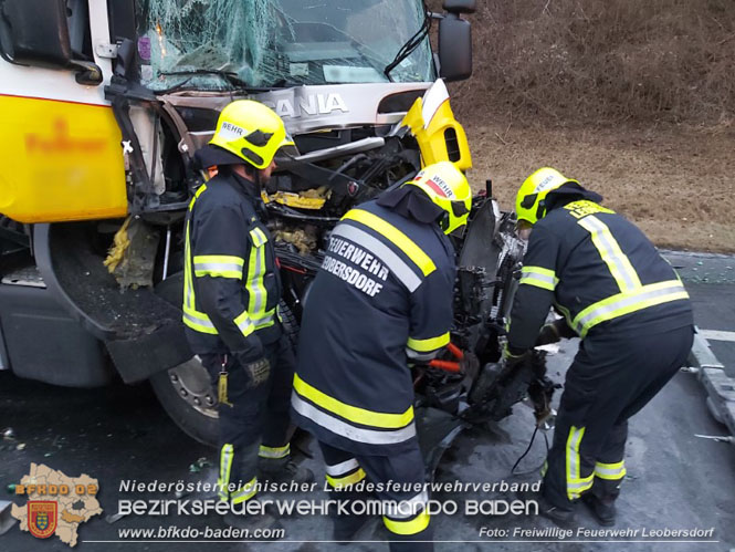 20220120 Lkw Auffahrunfall auf der A2 mit Gefahrguttransporter  Foto: Freiwillige Feuerwehr Leobersdorf