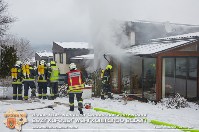 20220124 Wohnhausbrand in Berndorf - 3 Feuerwehren standen im Lscheinsatz   Foto:  Bernd Taxberger BFK Baden
