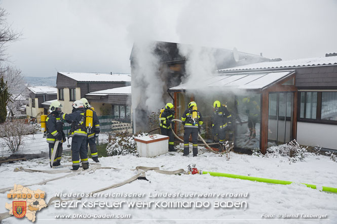 20220124 Wohnhausbrand in Berndorf - 3 Feuerwehren standen im Lscheinsatz   Foto:  Bernd Taxberger BFK Baden