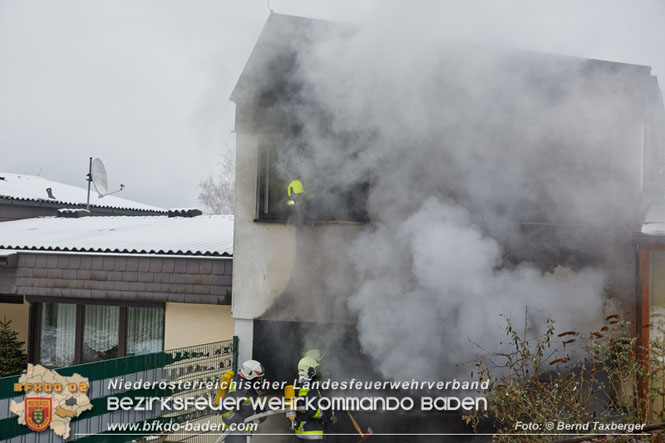 20220124 Wohnhausbrand in Berndorf - 3 Feuerwehren standen im Lscheinsatz   Foto:  Bernd Taxberger BFK Baden