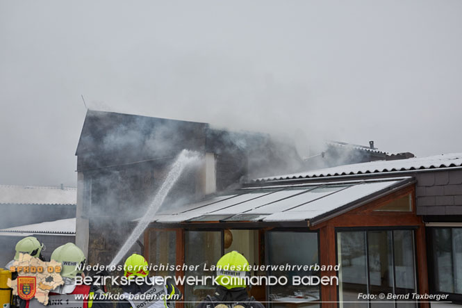 20220124 Wohnhausbrand in Berndorf - 3 Feuerwehren standen im Lscheinsatz   Foto:  Bernd Taxberger BFK Baden