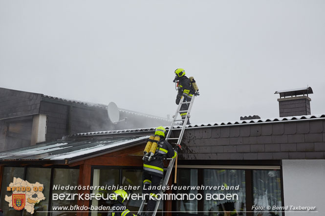 20220124 Wohnhausbrand in Berndorf - 3 Feuerwehren standen im Lscheinsatz   Foto:  Bernd Taxberger BFK Baden