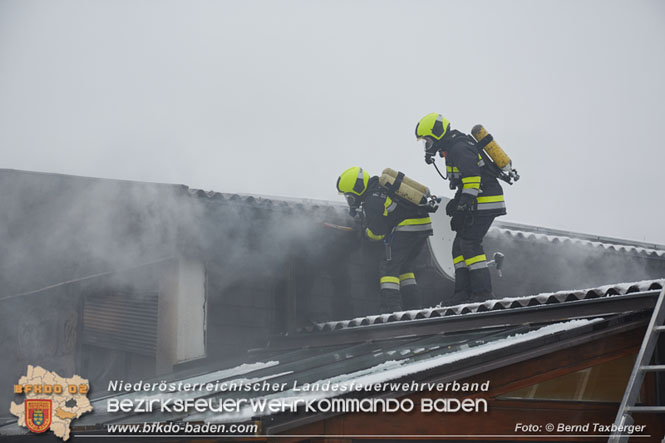 20220124 Wohnhausbrand in Berndorf - 3 Feuerwehren standen im Lscheinsatz   Foto:  Bernd Taxberger BFK Baden