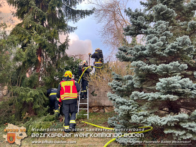 20220304 Brand auf einem Grundstck in Baden Ortsteil Weikersdorf   Foto: Freiwillige Feuerwehr Baden Weikersdorf