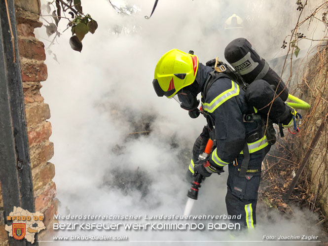 20220304 Brand auf einem Grundstck in Baden Ortsteil Weikersdorf   Foto: Joachim Zagler