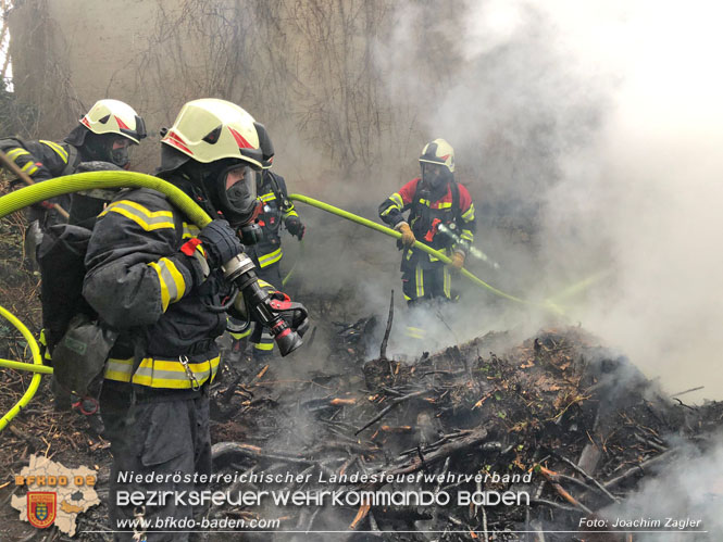 20220304 Brand auf einem Grundstck in Baden Ortsteil Weikersdorf   Foto: Joachim Zagler
