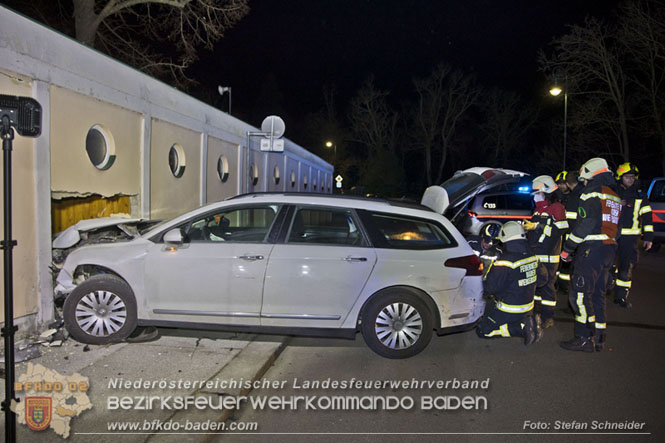 20220307 Pkw-Lenker krachte gegen Außenmauer des Badener Strandbads Foto: Stefan Schneider BFKDO Baden 20220307 Pkw-Lenker krachte gegen Außenmauer des Badener Strandbads Foto: Stefan Schneider BFKDO Baden