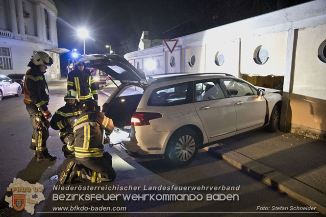 20220307 Pkw-Lenker krachte gegen Außenmauer des Badener Strandbads Foto: Stefan Schneider BFKDO Baden 20220307 Pkw-Lenker krachte gegen Außenmauer des Badener Strandbads Foto: Stefan Schneider BFKDO Baden