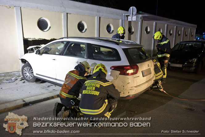 20220307 Pkw-Lenker krachte gegen Auenmauer des Badener Strandbads  Foto: Stefan Schneider BFKDO Baden