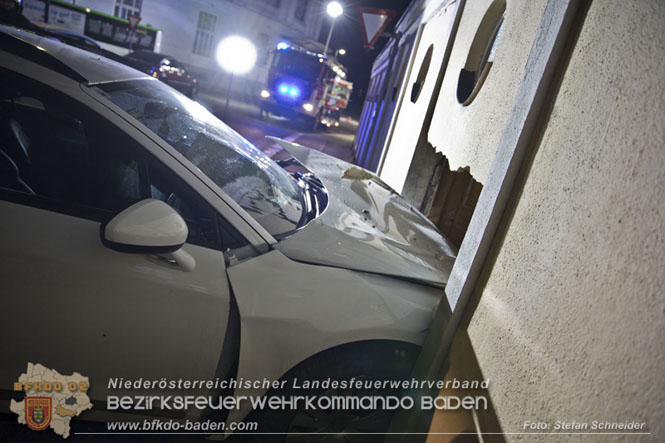 20220307 Pkw-Lenker krachte gegen Auenmauer des Badener Strandbads  Foto: Stefan Schneider BFKDO Baden