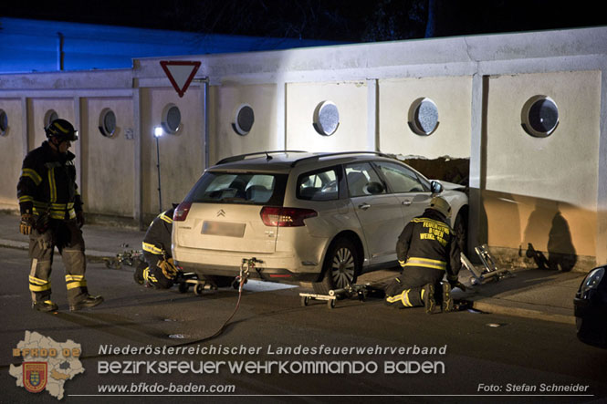 20220307 Pkw-Lenker krachte gegen Auenmauer des Badener Strandbads  Foto: Stefan Schneider BFKDO Baden