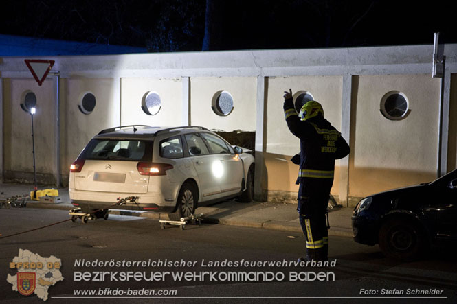 20220307 Pkw-Lenker krachte gegen Auenmauer des Badener Strandbads  Foto: Stefan Schneider BFKDO Baden