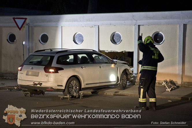 20220307 Pkw-Lenker krachte gegen Auenmauer des Badener Strandbads  Foto: Stefan Schneider BFKDO Baden