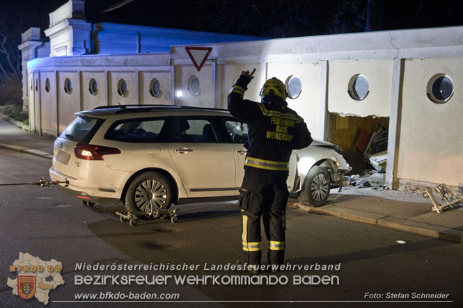 20220307 Pkw-Lenker krachte gegen Außenmauer des Badener Strandbads Foto: Stefan Schneider BFKDO Baden 20220307 Pkw-Lenker krachte gegen Außenmauer des Badener Strandbads Foto: Stefan Schneider BFKDO Baden