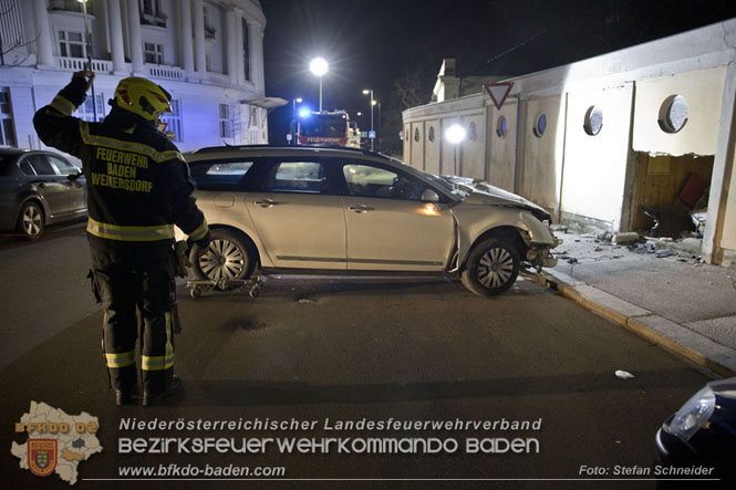 20220307 Pkw-Lenker krachte gegen Außenmauer des Badener Strandbads Foto: Stefan Schneider BFKDO Baden 20220307 Pkw-Lenker krachte gegen Außenmauer des Badener Strandbads Foto: Stefan Schneider BFKDO Baden