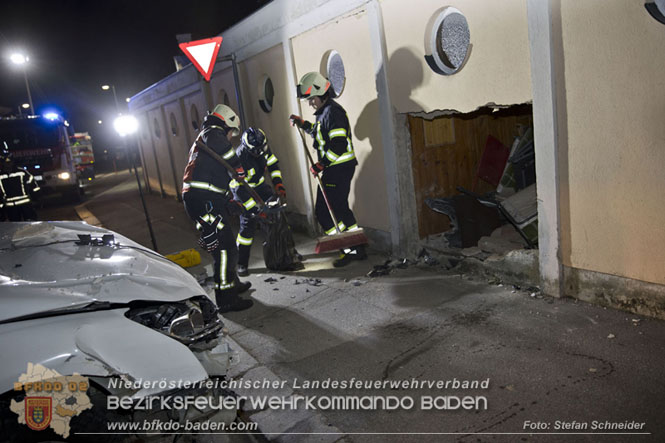 20220307 Pkw-Lenker krachte gegen Auenmauer des Badener Strandbads  Foto: Stefan Schneider BFKDO Baden