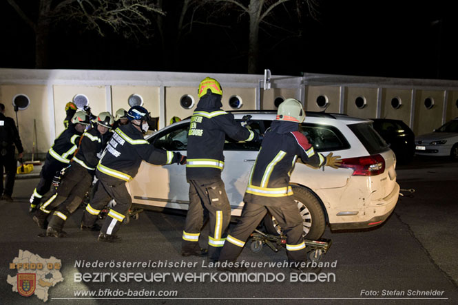 20220307 Pkw-Lenker krachte gegen Auenmauer des Badener Strandbads  Foto: Stefan Schneider BFKDO Baden