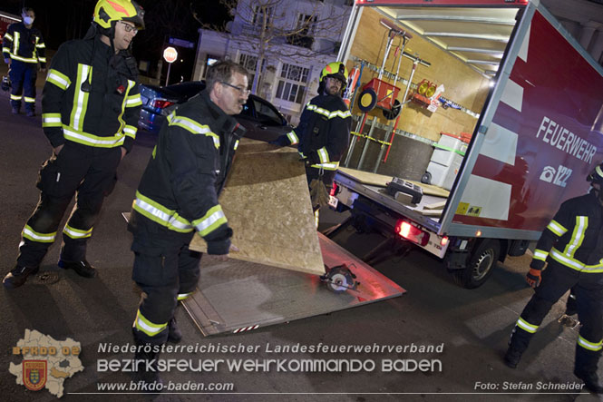 20220307 Pkw-Lenker krachte gegen Auenmauer des Badener Strandbads  Foto: Stefan Schneider BFKDO Baden