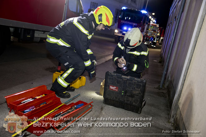 20220307 Pkw-Lenker krachte gegen Auenmauer des Badener Strandbads  Foto: Stefan Schneider BFKDO Baden