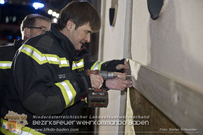 20220307 Pkw-Lenker krachte gegen Außenmauer des Badener Strandbads Foto: Stefan Schneider BFKDO Baden 20220307 Pkw-Lenker krachte gegen Außenmauer des Badener Strandbads Foto: Stefan Schneider BFKDO Baden