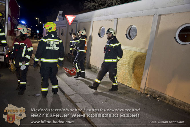 20220307 Pkw-Lenker krachte gegen Auenmauer des Badener Strandbads  Foto: Stefan Schneider BFKDO Baden