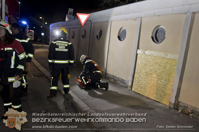 20220307 Pkw-Lenker krachte gegen Außenmauer des Badener Strandbads Foto: Stefan Schneider BFKDO Baden 20220307 Pkw-Lenker krachte gegen Außenmauer des Badener Strandbads Foto: Stefan Schneider BFKDO Baden