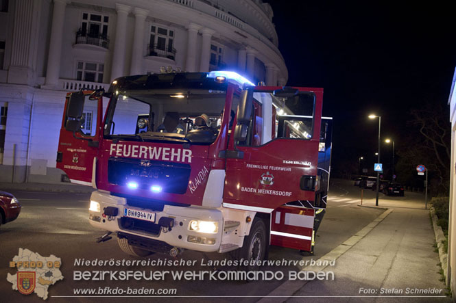 20220307 Pkw-Lenker krachte gegen Auenmauer des Badener Strandbads  Foto: Stefan Schneider BFKDO Baden