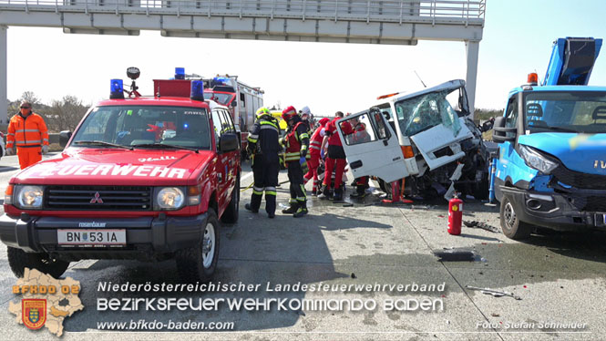 20220325 Menschenrettung nach Auffahrunfall auf ASFiNAG Fahrzeug auf der A2 RFB Wien   Foto: Stefan Schneider BFKDO BADEN