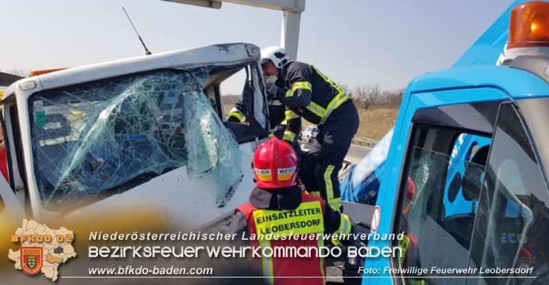 20220325 Menschenrettung nach Auffahrunfall auf ASFiNAG Fahrzeug auf der A2 RFB Wien   Foto: Freiwillige Feuerwehr Leobersdorf