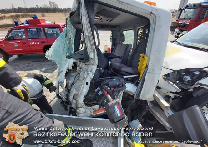 20220325 Menschenrettung nach Auffahrunfall auf ASFiNAG Fahrzeug auf der A2 RFB Wien   Foto: Freiwillige Feuerwehr Leobersdorf