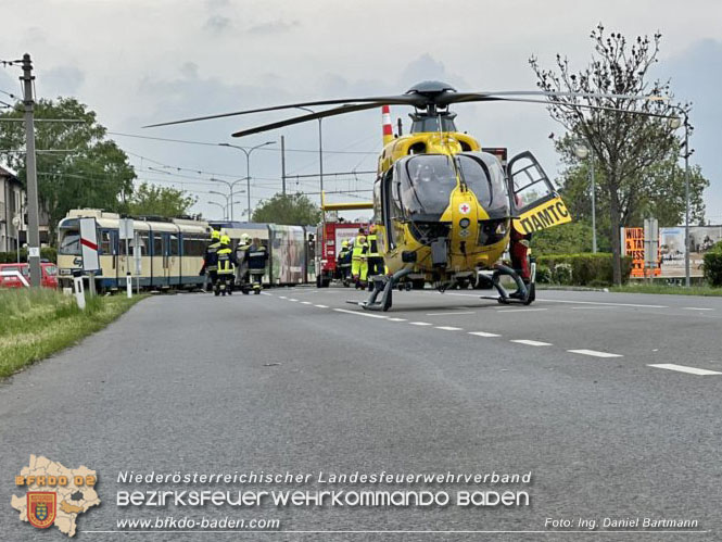 20220506 Menschenrettung nach Unfall Pkw gegen Badner-Bahn   Foto: Ing. Daniel Bartmann