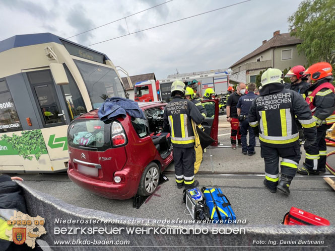 20220506 Menschenrettung nach Unfall Pkw gegen Badner-Bahn   Foto: Ing. Daniel Bartmann