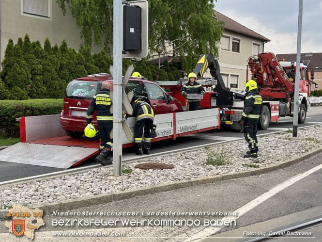 20220506 Menschenrettung nach Unfall Pkw gegen Badner-Bahn   Foto: Ing. Daniel Bartmann